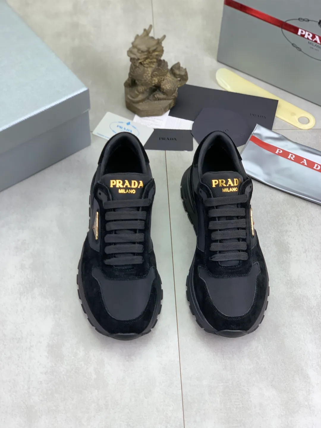 Men's shoes 💰P520 new (higher version) new PRADA (Prada) classic models are on the market at the same time, new men's shoes, 😘fabrics are selected from original imported calfskin. First layer of imported cowhide lining. The original version is awesome! 👍🏿Original open-molded non-slip PU outsole, with exquisite lines, simple and elegant, super comfortable and classy on foot, suitable for leisure travel. Code number: 38-45 (46 customized) 2️⃣ colors available